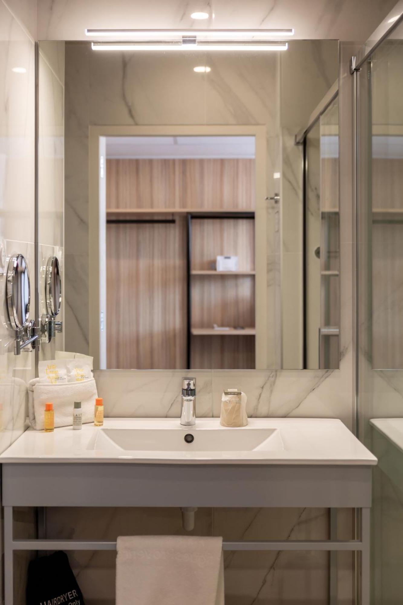 Golden Tulip Hotel & Rooftop Martigues Provence Room photo